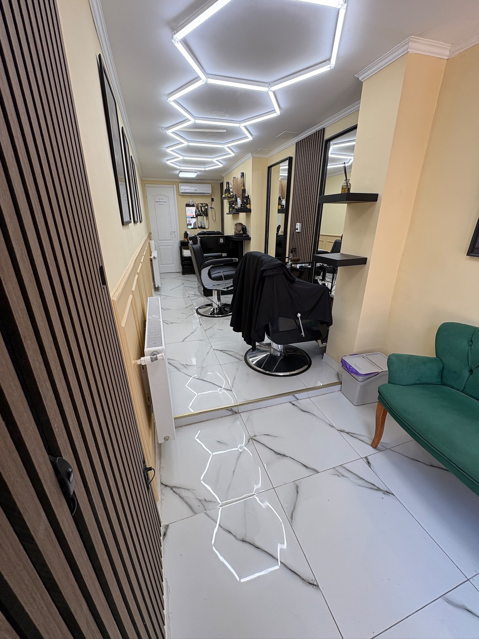 Interiorul The Barber Code